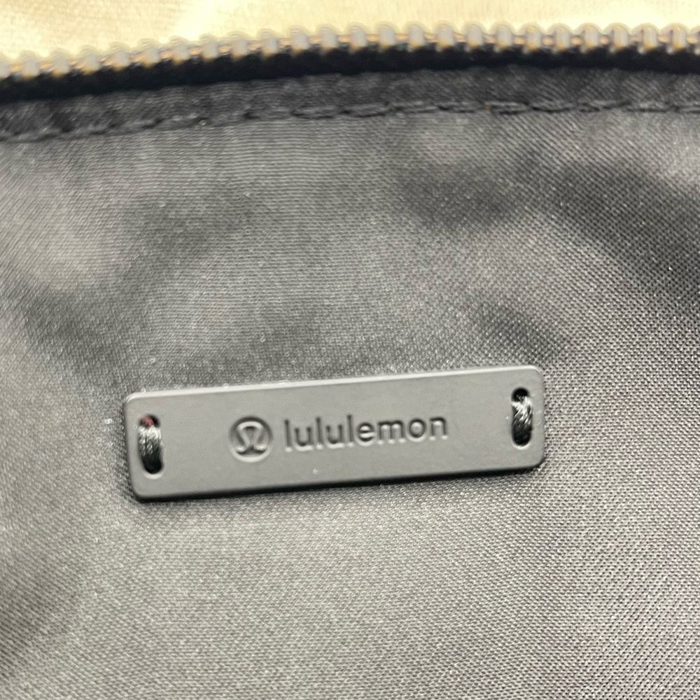 Lululemon All Night Festival Bag Vol 5 L in Angel Wing - Picture 9 of 13